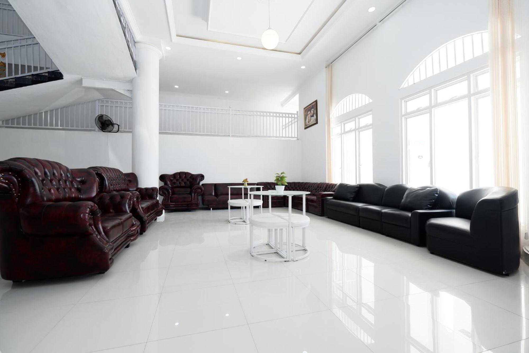 Griya Rw Family Guest House Redpartner Surakarta  Exterior photo