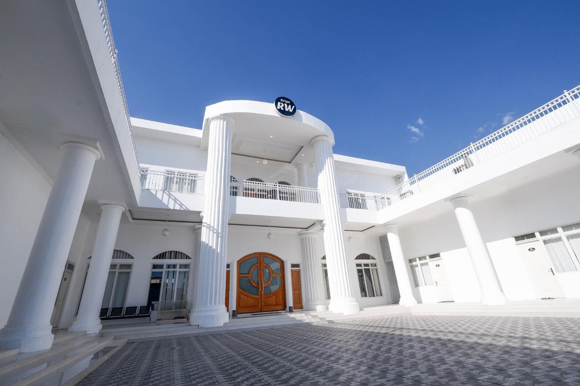 Griya Rw Family Guest House Redpartner Surakarta  Exterior photo