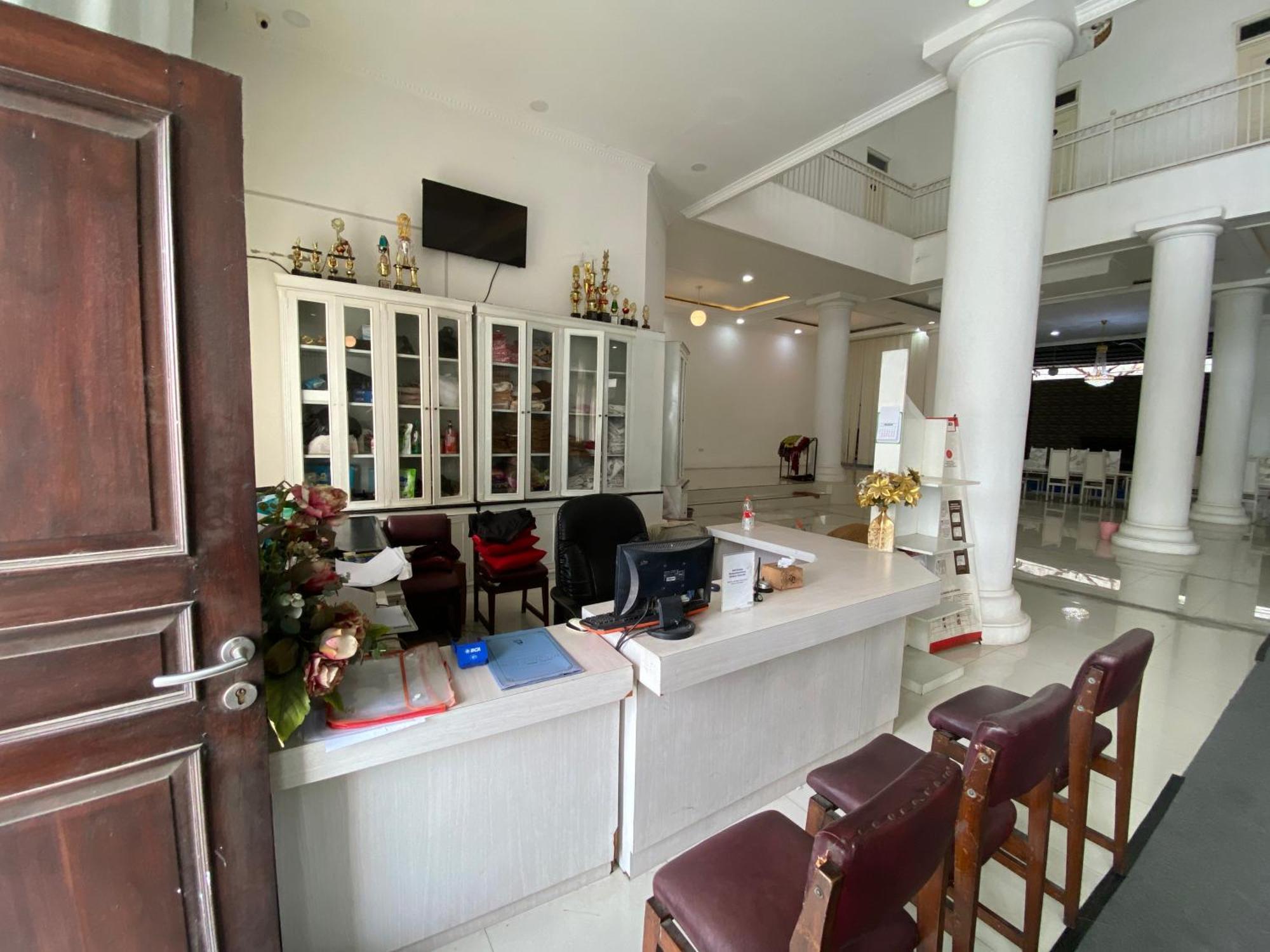 Griya Rw Family Guest House Redpartner Surakarta  Exterior photo
