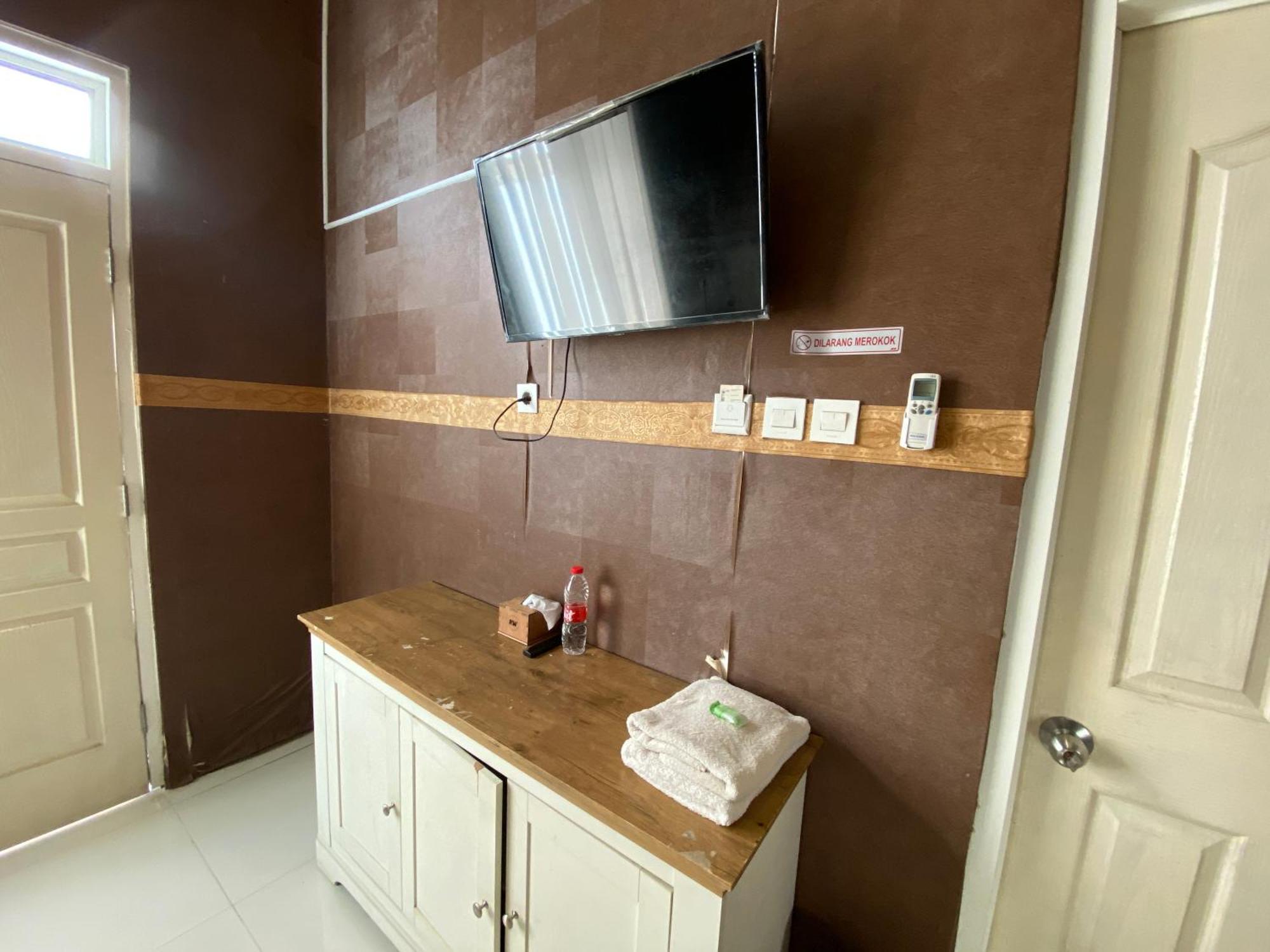 Griya Rw Family Guest House Redpartner Surakarta  Exterior photo