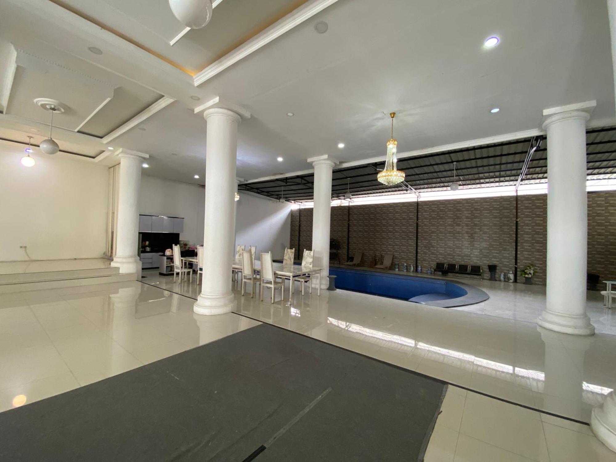 Griya Rw Family Guest House Redpartner Surakarta  Exterior photo