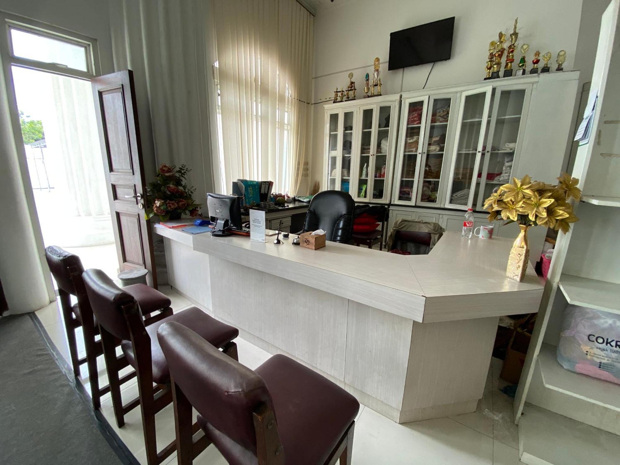 Griya Rw Family Guest House Redpartner Surakarta  Exterior photo