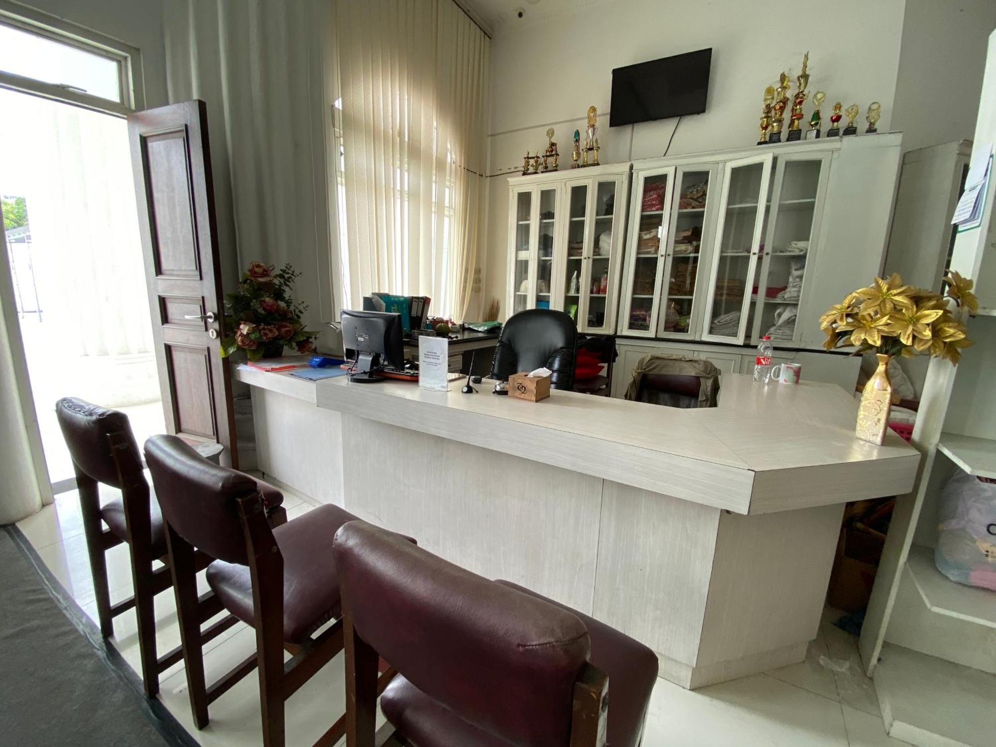 Griya Rw Family Guest House Redpartner Surakarta  Exterior photo