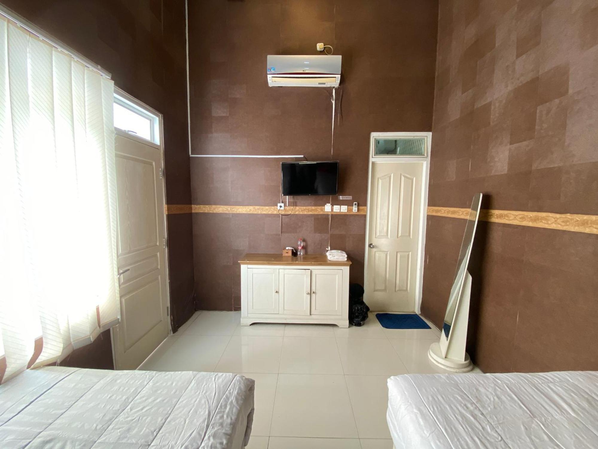 Griya Rw Family Guest House Redpartner Surakarta  Exterior photo