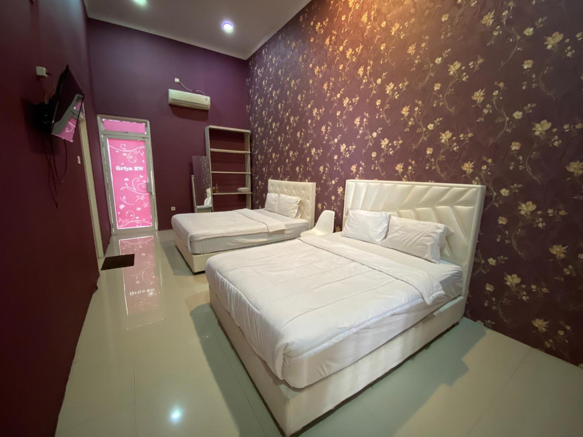 Griya Rw Family Guest House Redpartner Surakarta  Exterior photo