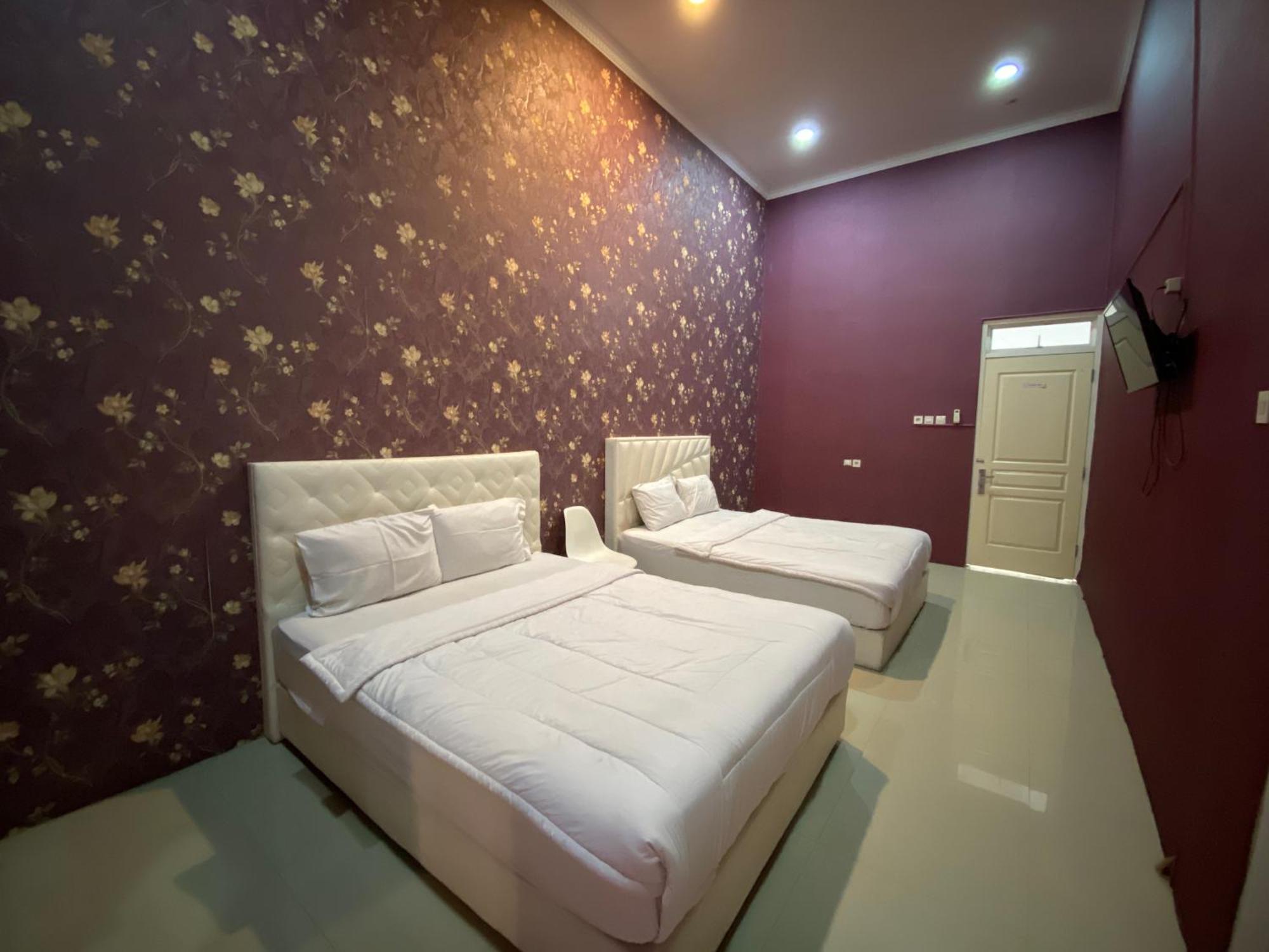 Griya Rw Family Guest House Redpartner Surakarta  Exterior photo